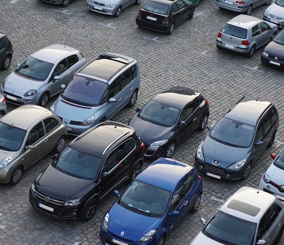 Des véhicules sur le parking d'une société
