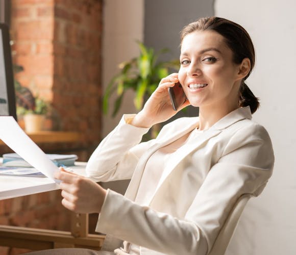 Une femme dirigeante derrière son bureau