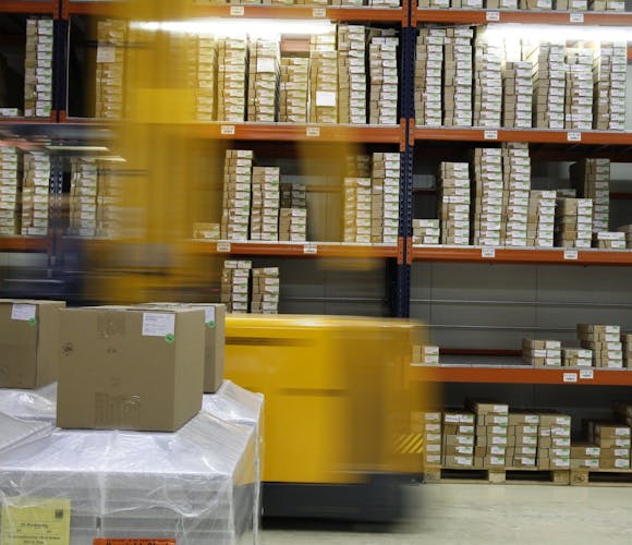 Un entrepôt avec de la marchandise