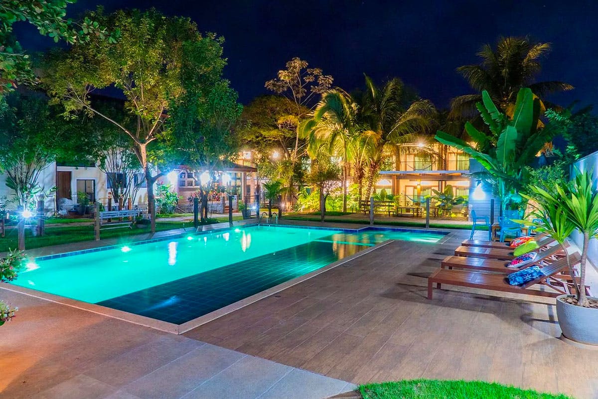 Piscina de hotel de luxo