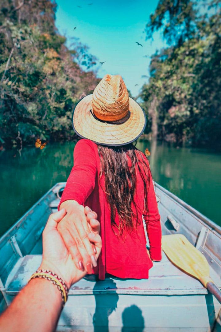 Casal no barco em lago