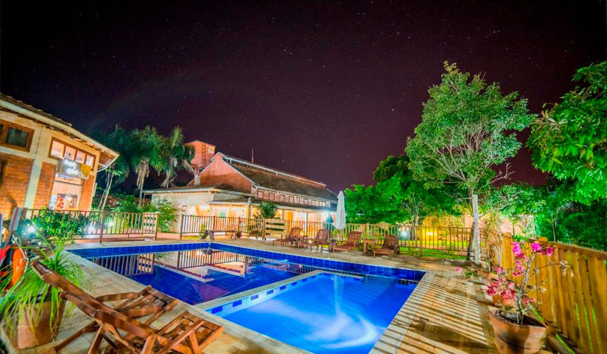 piscina iluminada a noite em pousada