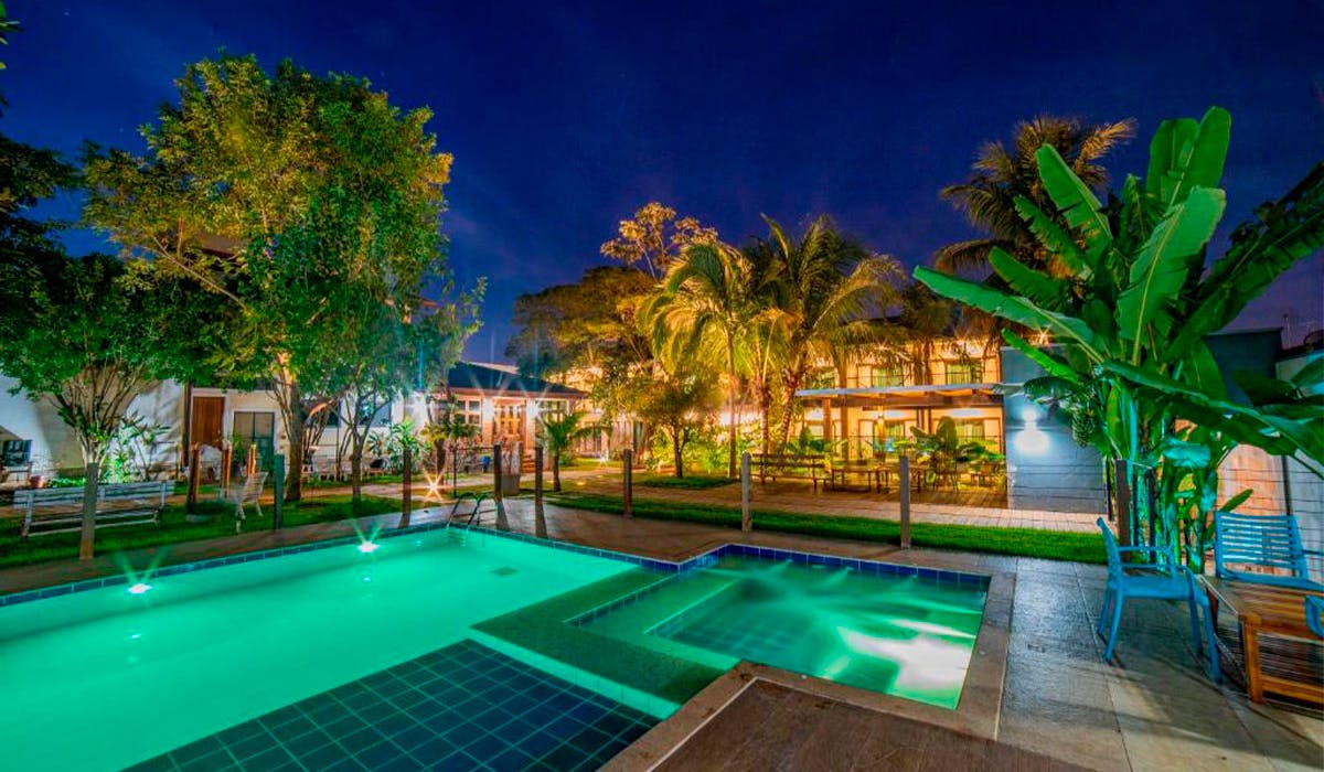 Piscina de pousada a noite