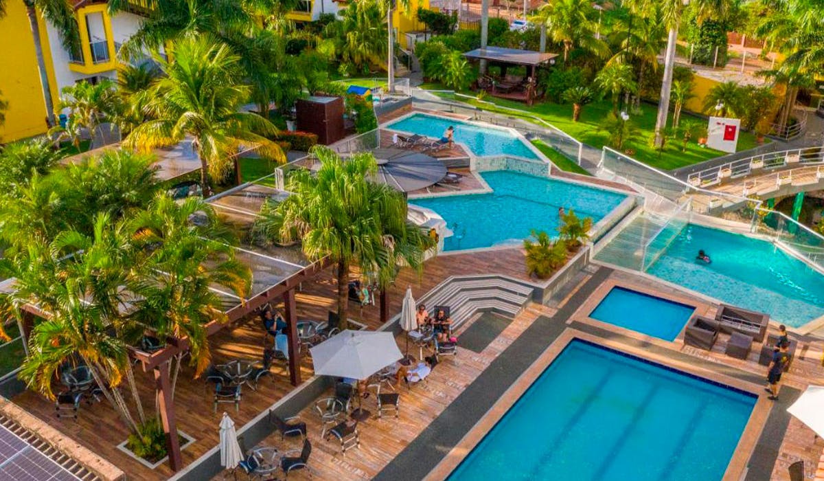 Piscinas de pousada em meio a natureza