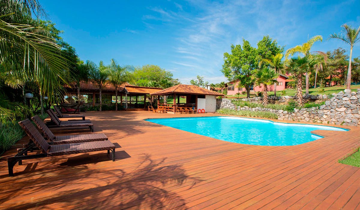 deck de madeira e piscina em bonito ms