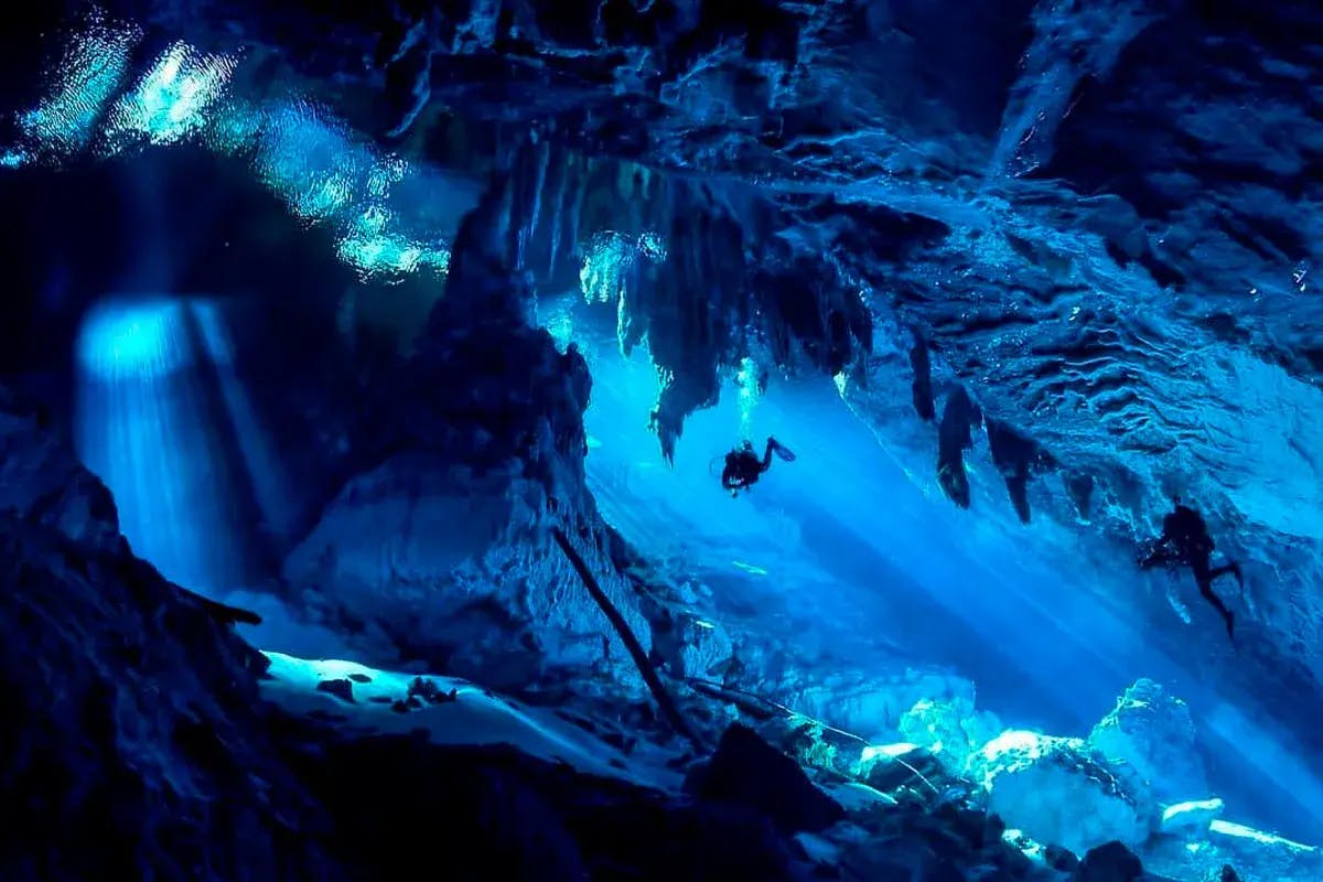 Pesquisadores mergulhando no Lago sob efeito azul intenso