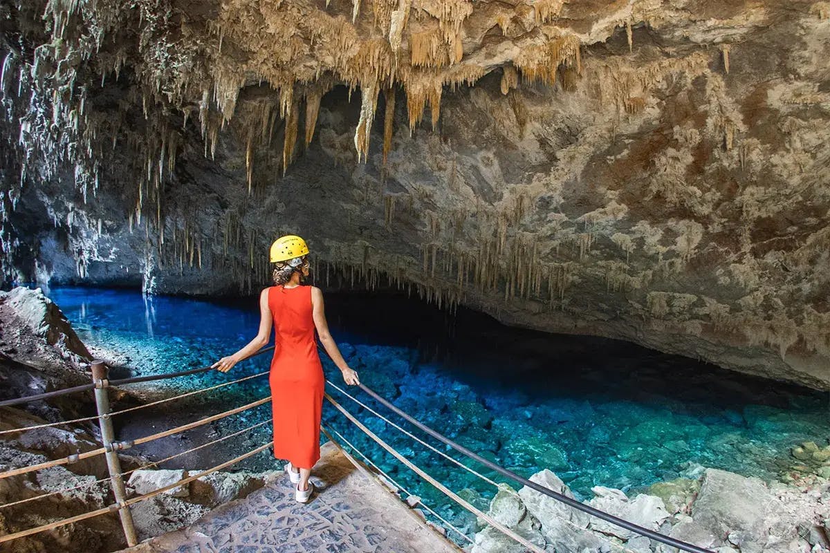 Turista admirando o Lago Azul dentro da Gruta mais famosa de Bonito MS