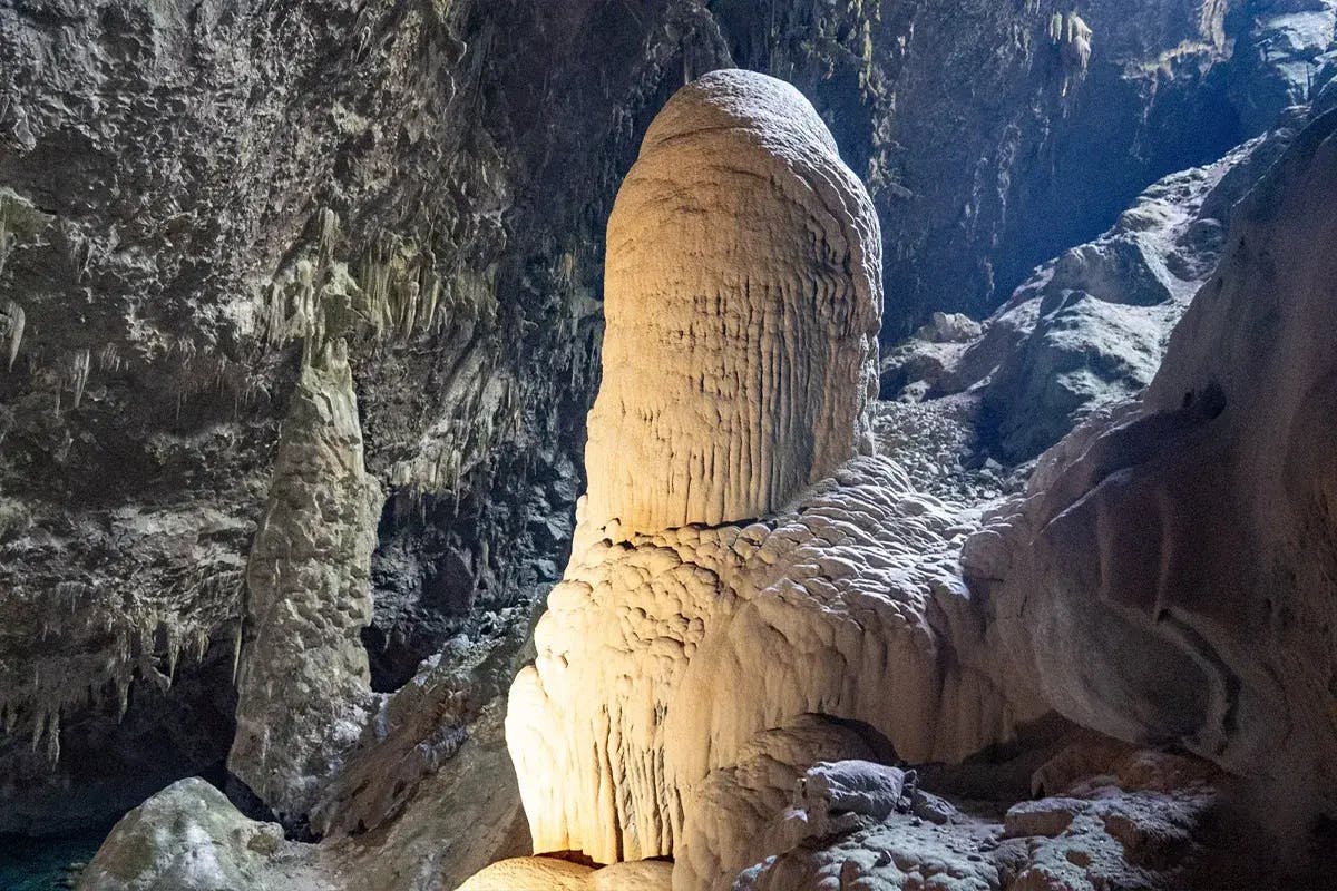 Grandes formações rochosas encontradas no interior da Gruta do Lago Azul