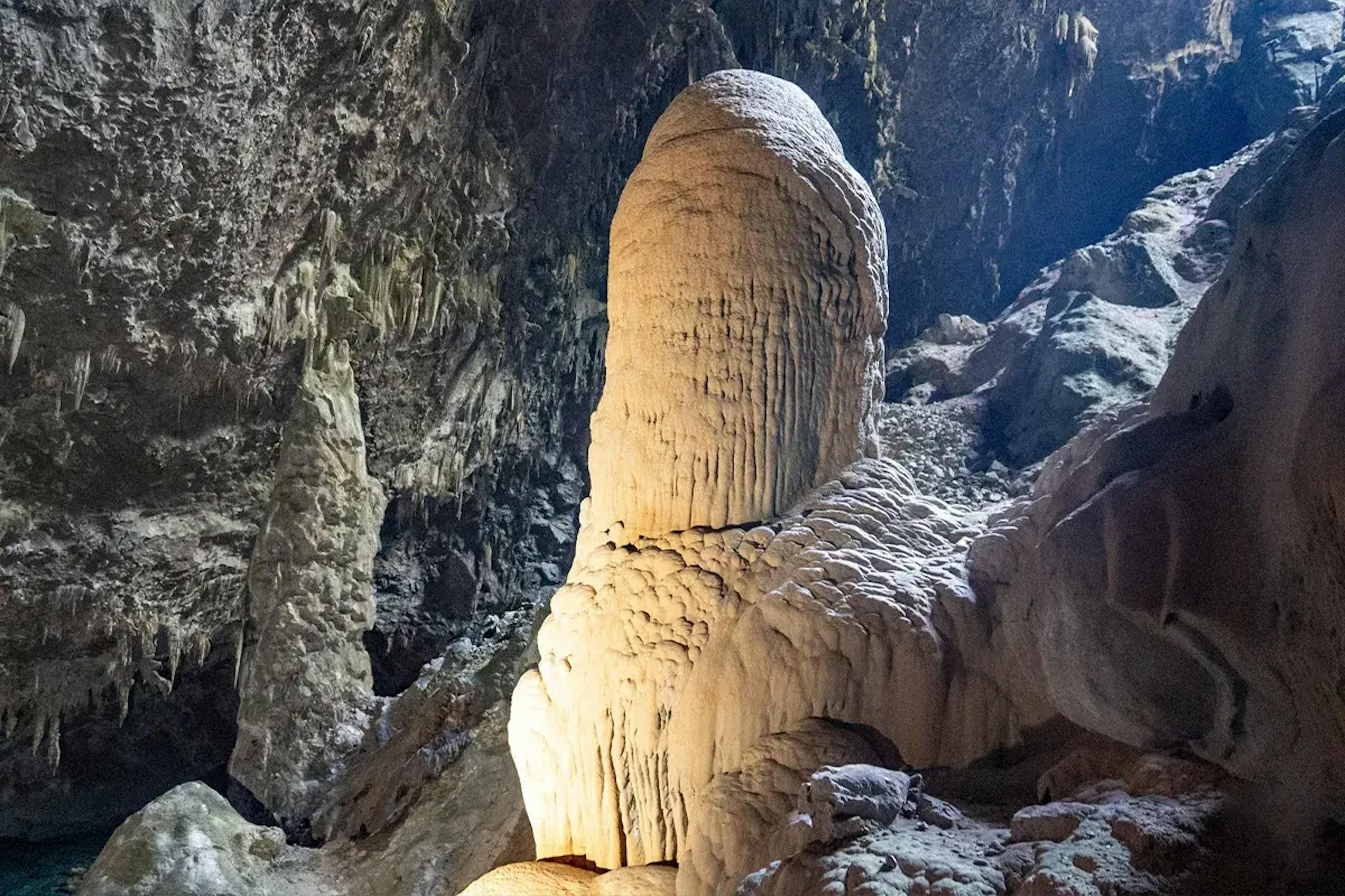 Grandes formações rochosas encontradas no interior da Gruta do Lago Azul