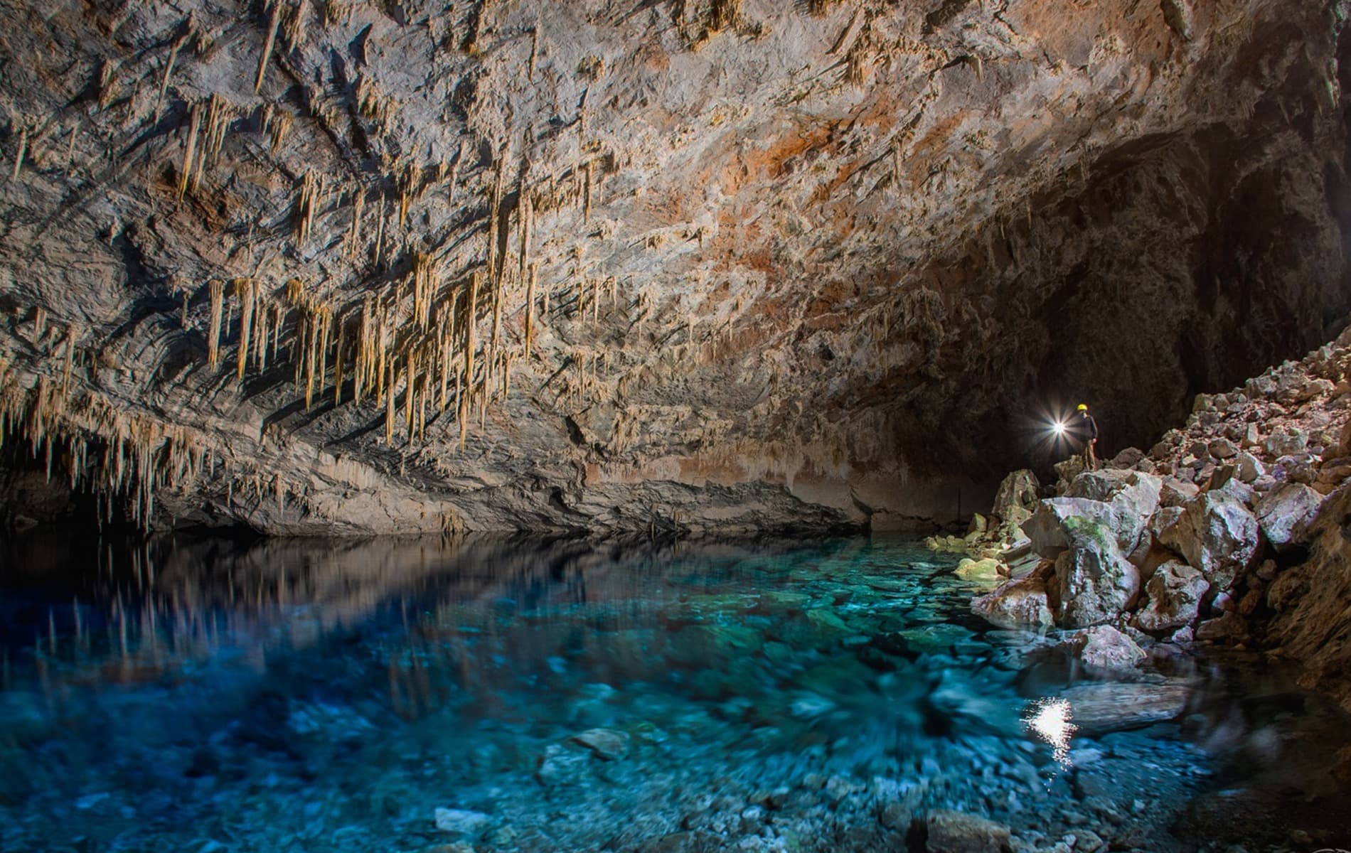 Interior da Gruta do Lago Azul, com visão ampla das águas cristalinas do lago subterrêneo