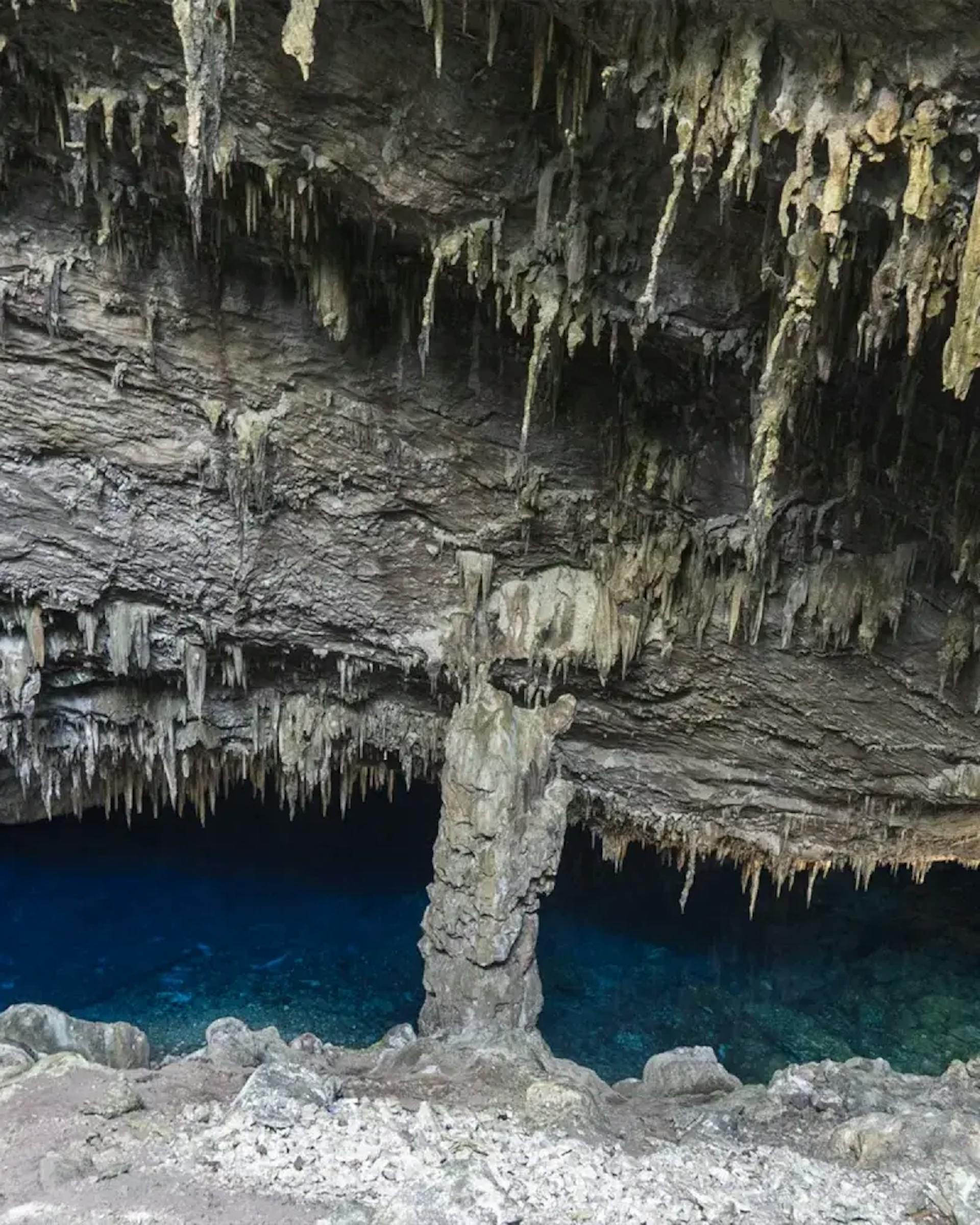 Estalactites presentes no interior da Gruta do Lago Azul
