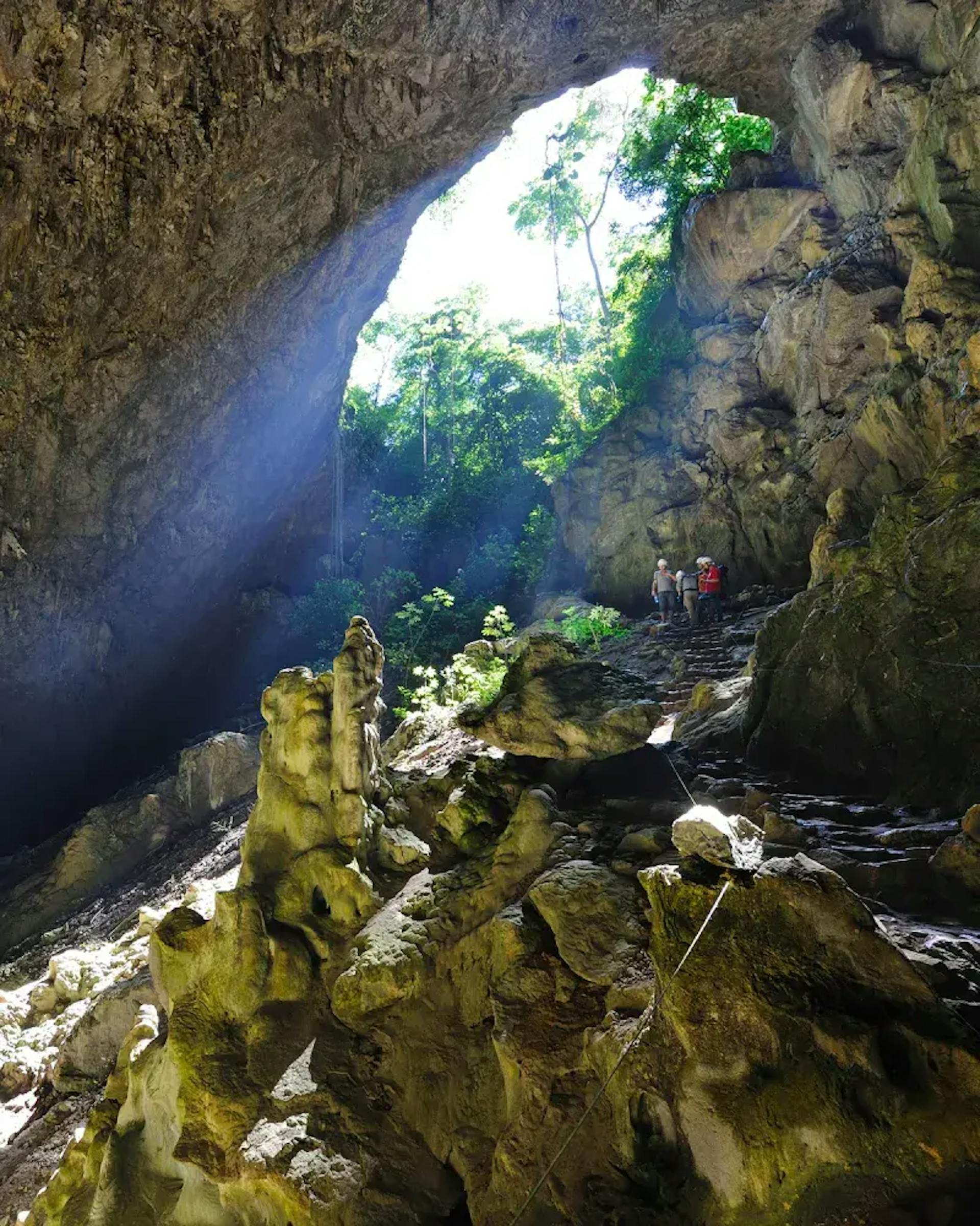 Cavidade que dá acesso à luz natural, iluminando o interior da gruta e dando visibilidade às rochas do local
