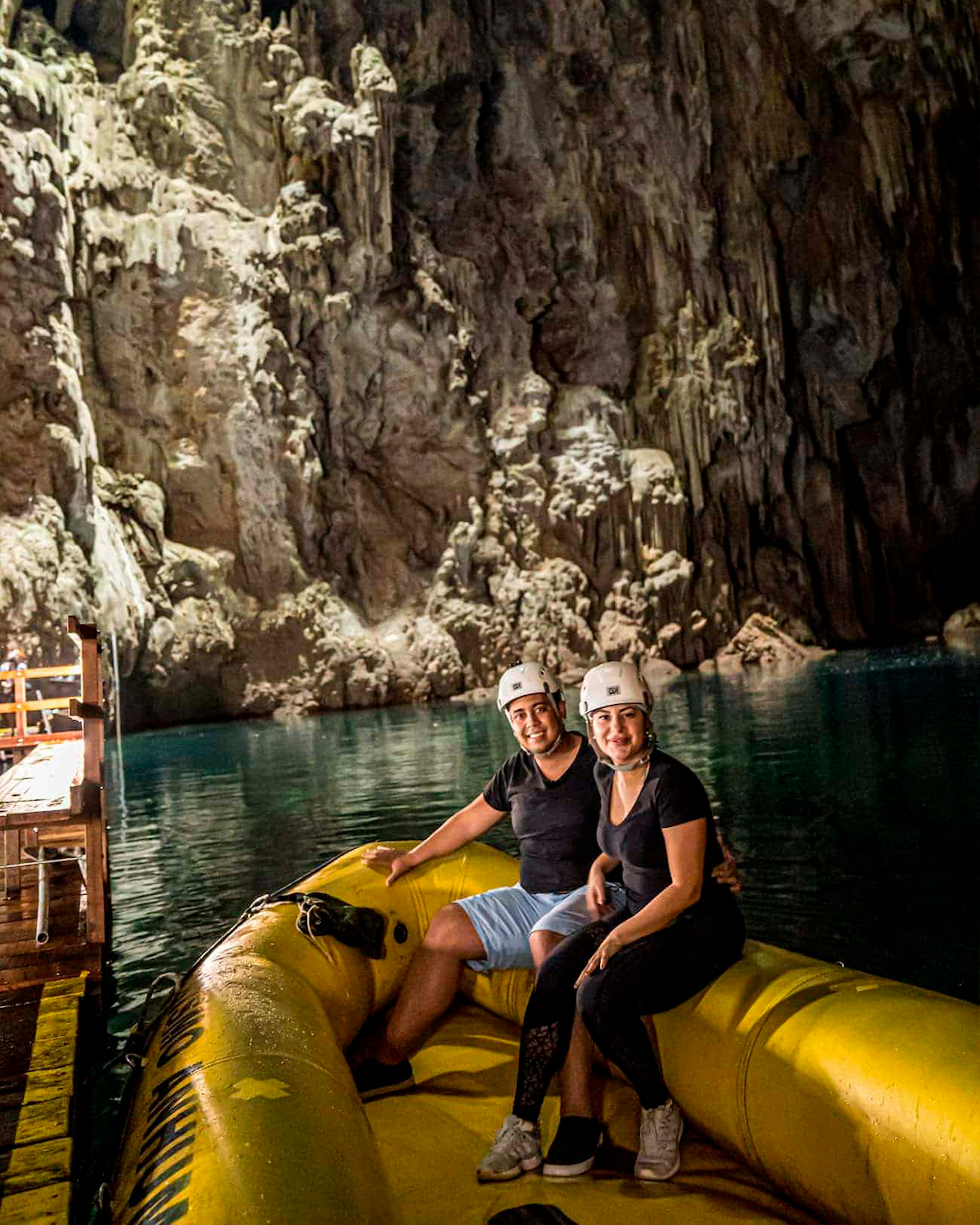 Dois turistas em botes infláveis sobre o lago do Abismo Anhumas em passeio de contemplação