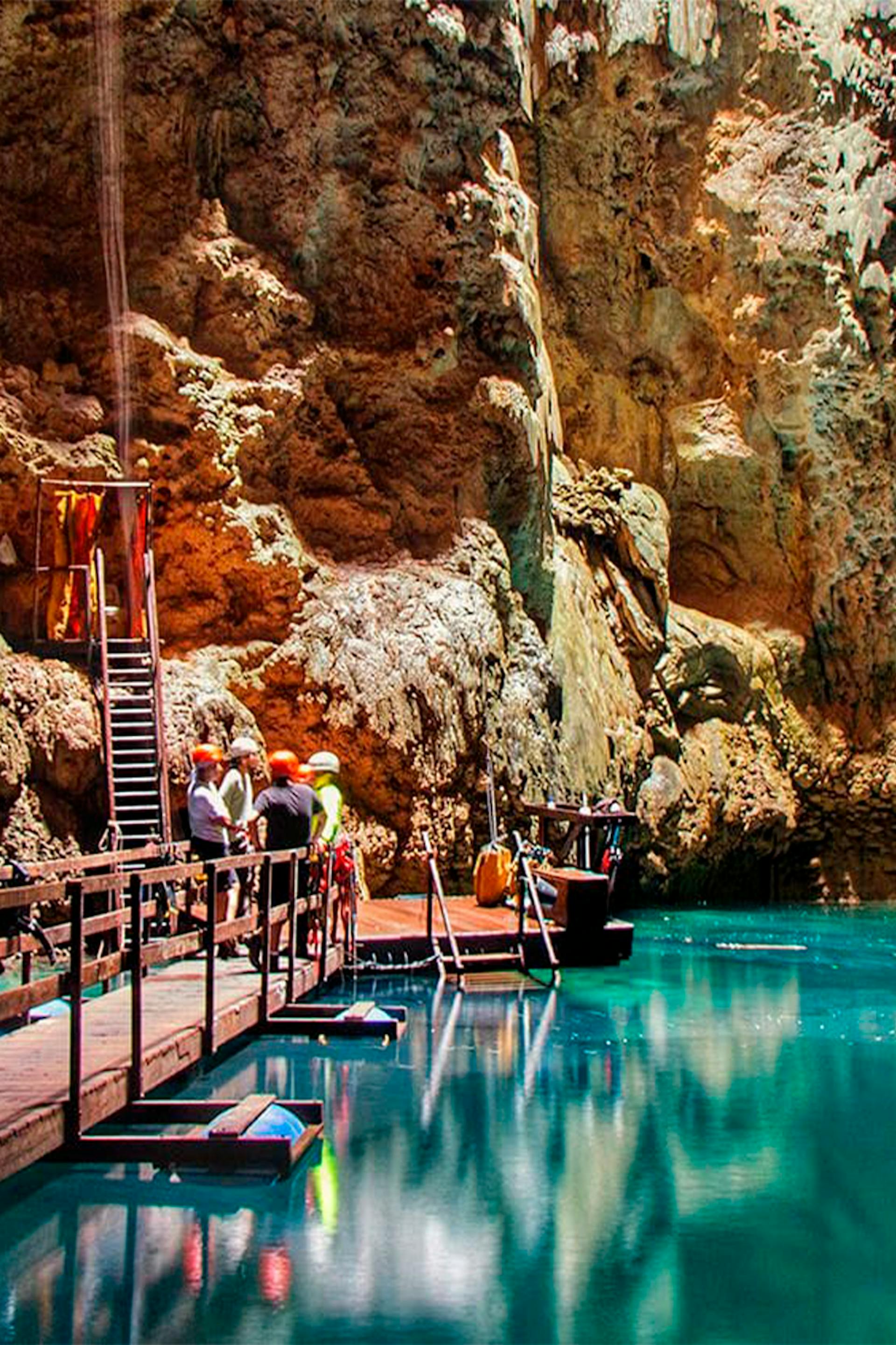 Interior do Abismo Anhumas, turistas contemplando