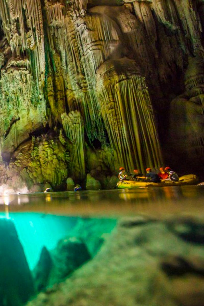 Grupo de turistas passeando pelo bote pela lago do Abismo Anhumas