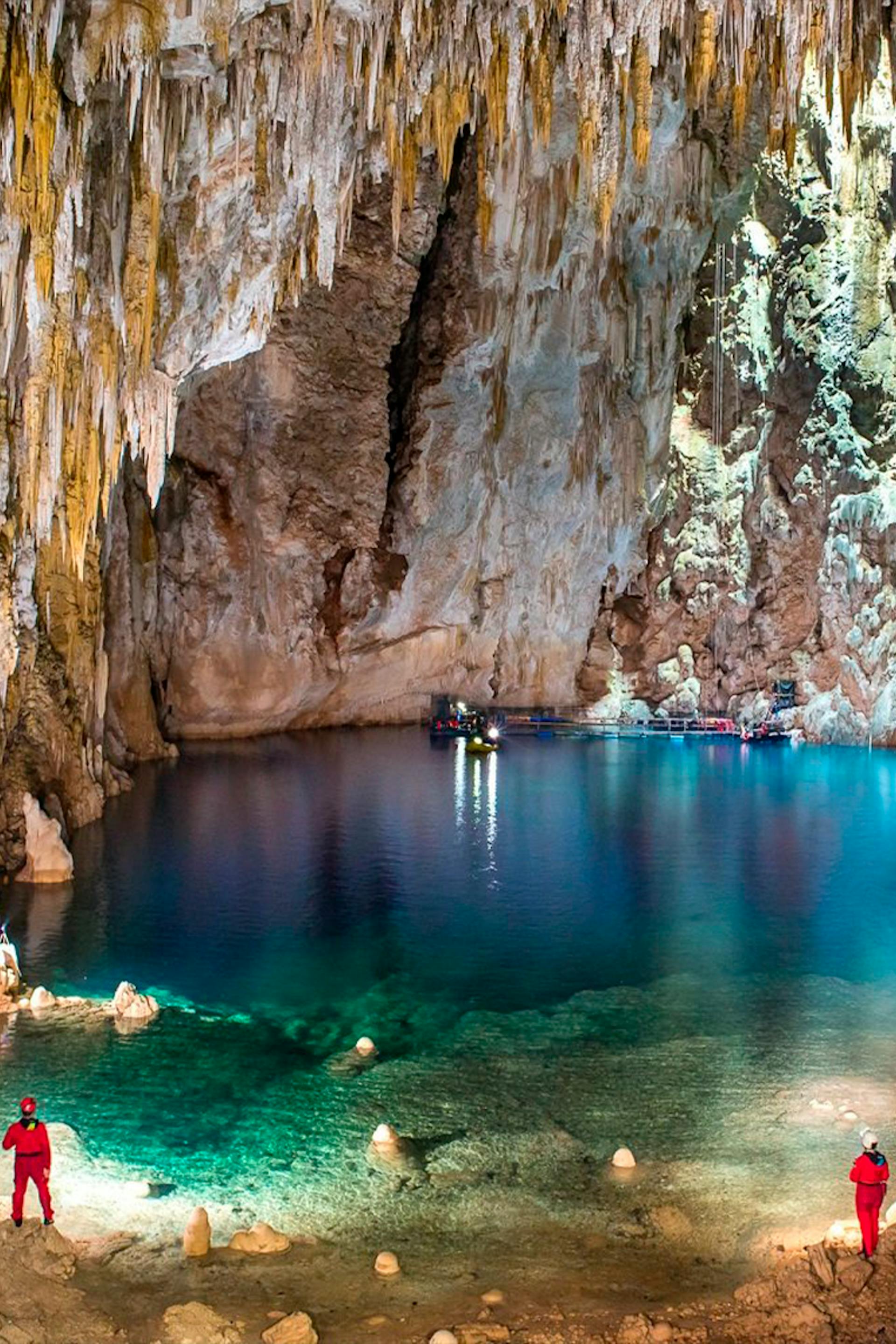 Interior do Abismo Anhumas com vista de frente para o lago de águas cristalinas