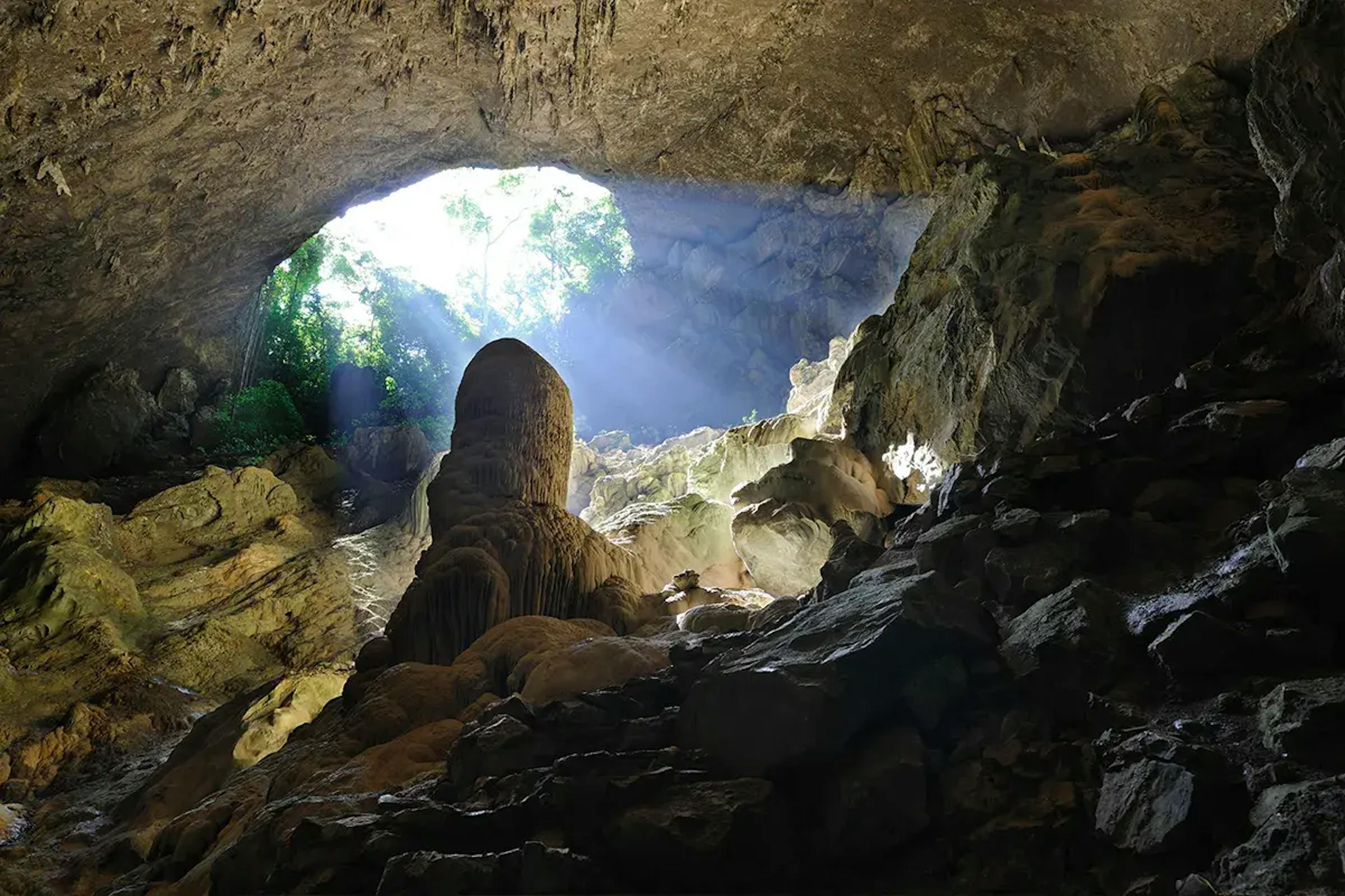 Cavidade da perspectiva do interior da gruta recebendo luz solar abundante