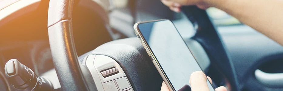 Utiliser son GPS de smartphone en voiture : interdit ou autorisé ?