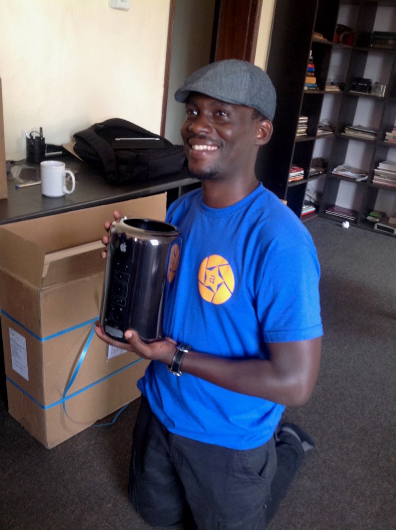 Hello Trash Can Mac Pro. Peter receives the new baby into the studio.