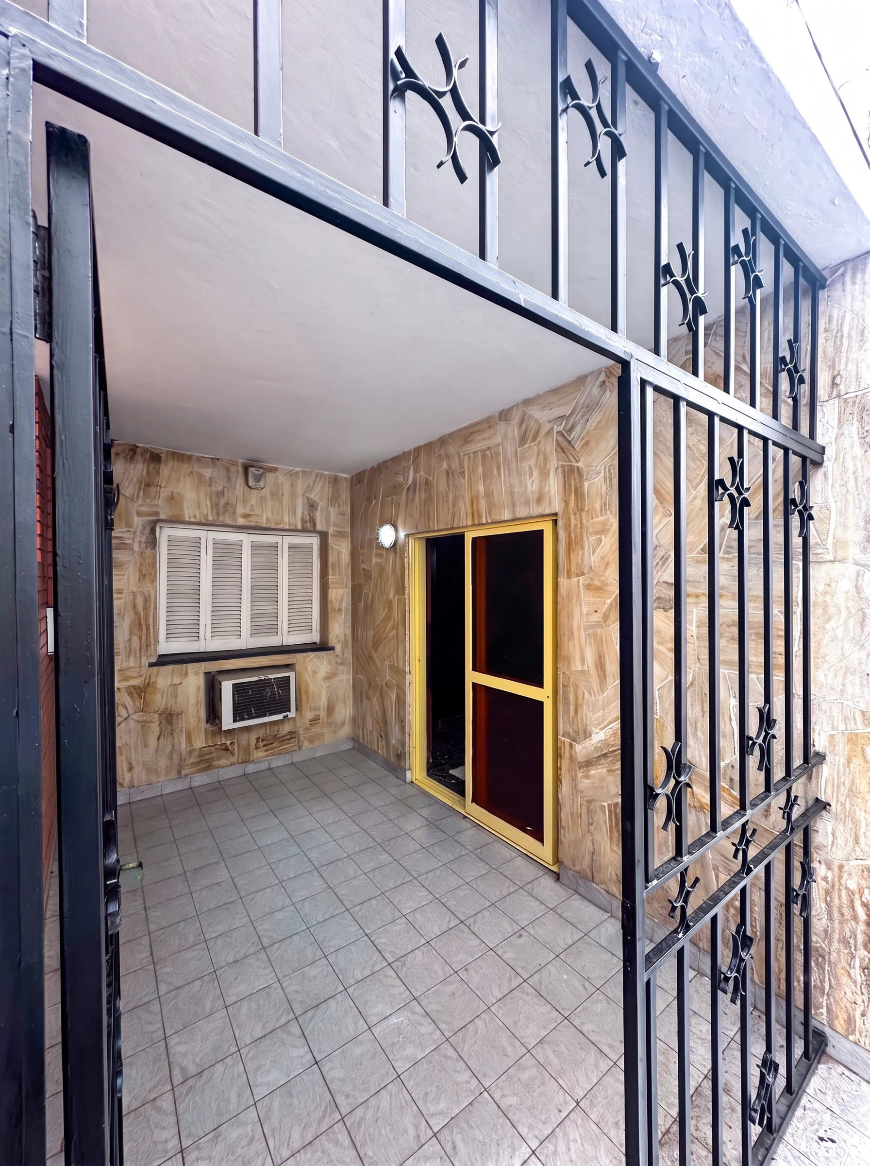 Casa Interna de 2 Dormitorios con Patio – Zuviría 6256