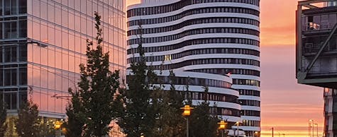 Aufnahme bei Sonnenuntergang verschiedener moderner Bürohäuser im Medienhafen Düsseldorf