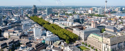 Luftbild des Bereiches Königsallee in Düsseldorf, mittig die Baumkronen