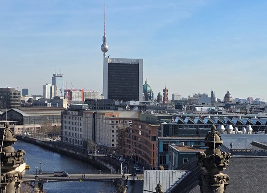 Blick über Berlin Richtung Bahnhof Friedrichstraße und Alexanderplatz.