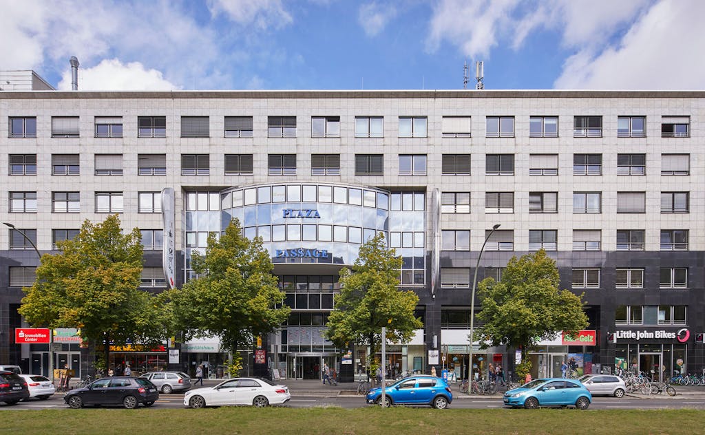 Ansicht des Geschäftshaus-Ensembles "Plaza Frankfurter Allee" in Berlin-Friedrichshain.