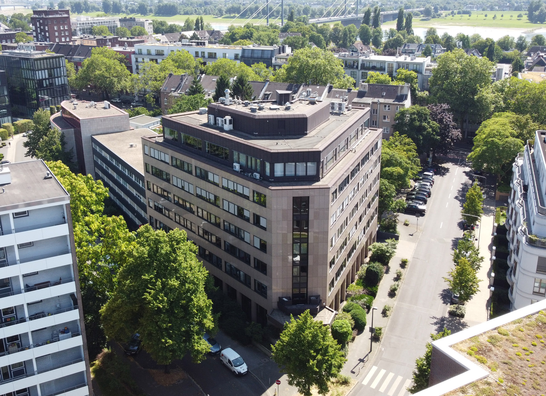 Ansicht des Bürogebäudes Tersteegenstraße 14 in Düsseldorf-Golzheim mit dem Rhein im Hintergrund.