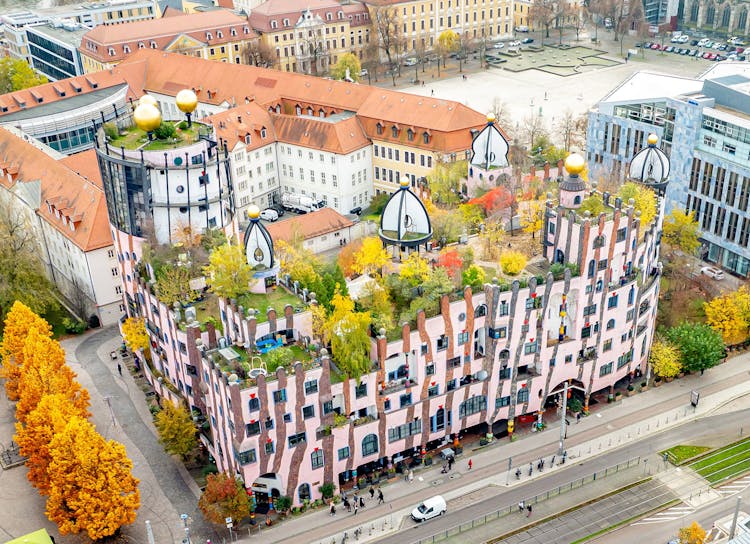 Luftaufnahme des auch als "Grüne Zitadelle" bekanntes Hundertwasserhauses in Magdeburg.