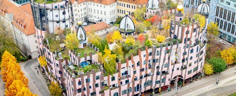 Luftaufnahme des auch als "Grüne Zitadelle" bekanntes Hundertwasserhauses in Magdeburg.