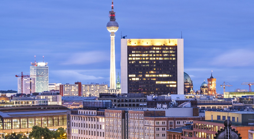 Überblick über Berlin mit dem Blick auf den Alex bei Abendstimmung