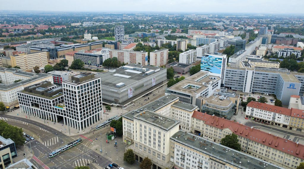 Luftbild von Magdeburg mit Blick auf den Breiten Weg mit "Blauem Bock" und Karstadt in der Bildmitte.