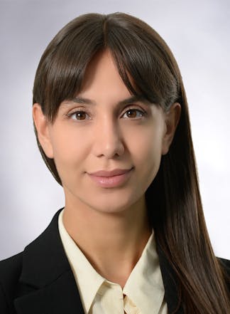 Porträt von Esra Çetinkaya, Beraterin Gewerbliche Vermietung bei Aengevelt Immobilien in Düsseldorf