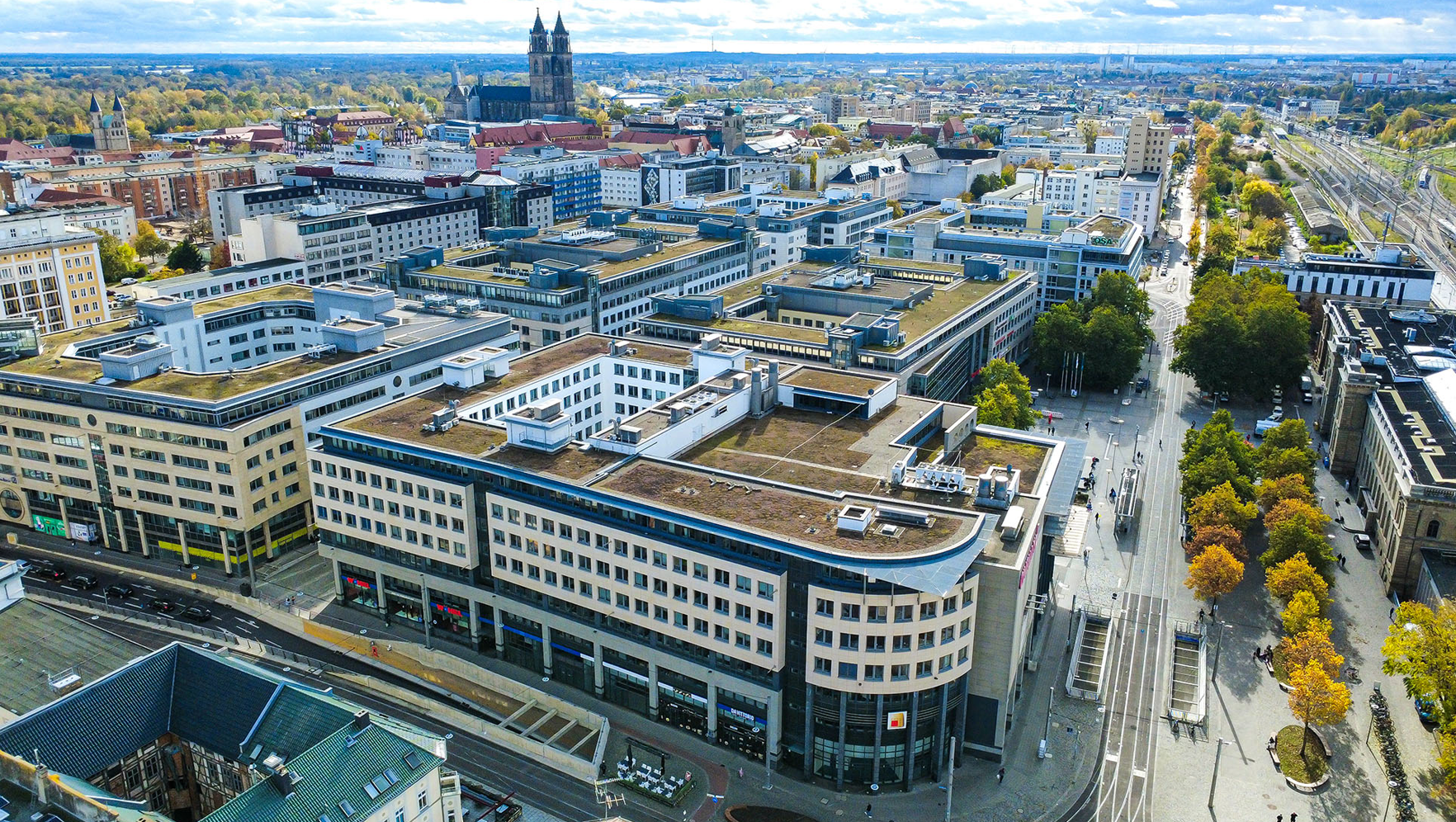 Luftbild von der Magdeburger City, im Vordergrund das City Carré, recht im Bild der Hauptbahnhof.