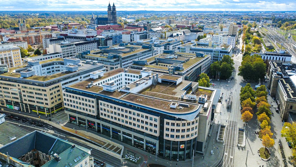 Luftbild von der Magdeburger City, im Vordergrund das City Carré, recht im Bild der Hauptbahnhof.
