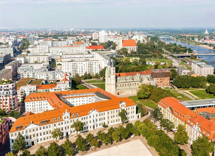 Drohnenbild mit Blick über Magdeburg