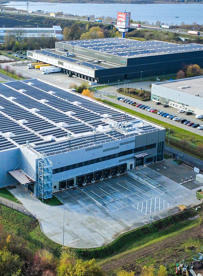 Drohnenaufnahme einer Logistikhalle