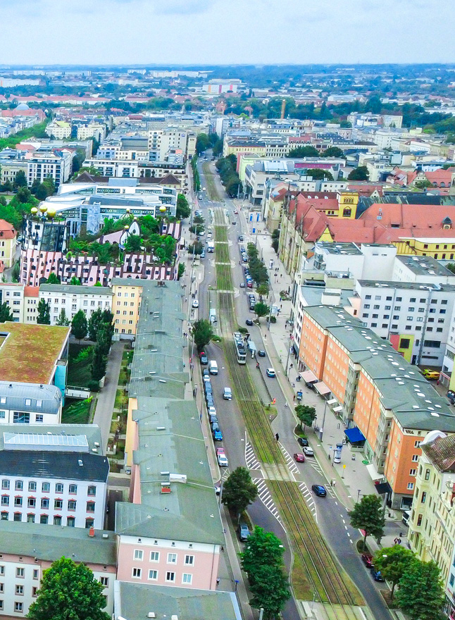 Drohnenbild mit blick über den breiten Weg in Magdeburg