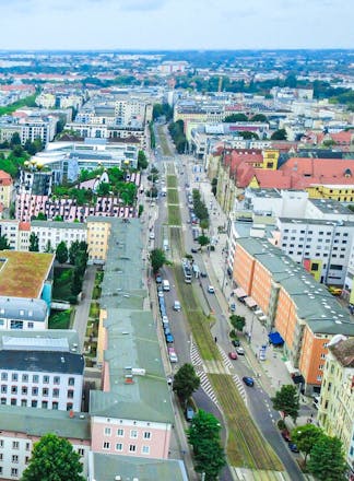 Drohnenbild mit blick über den breiten Weg in Magdeburg