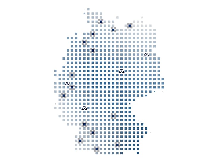 Deutschlandkarten aus kleinen blau gefärbten Quadraten. Eingefügt sind die Icon der DIP-Partner (Deutsche Immobilien Partner)