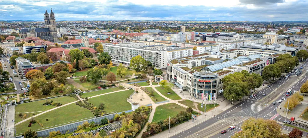 Drohnenbild mit Blick über Magdeburg