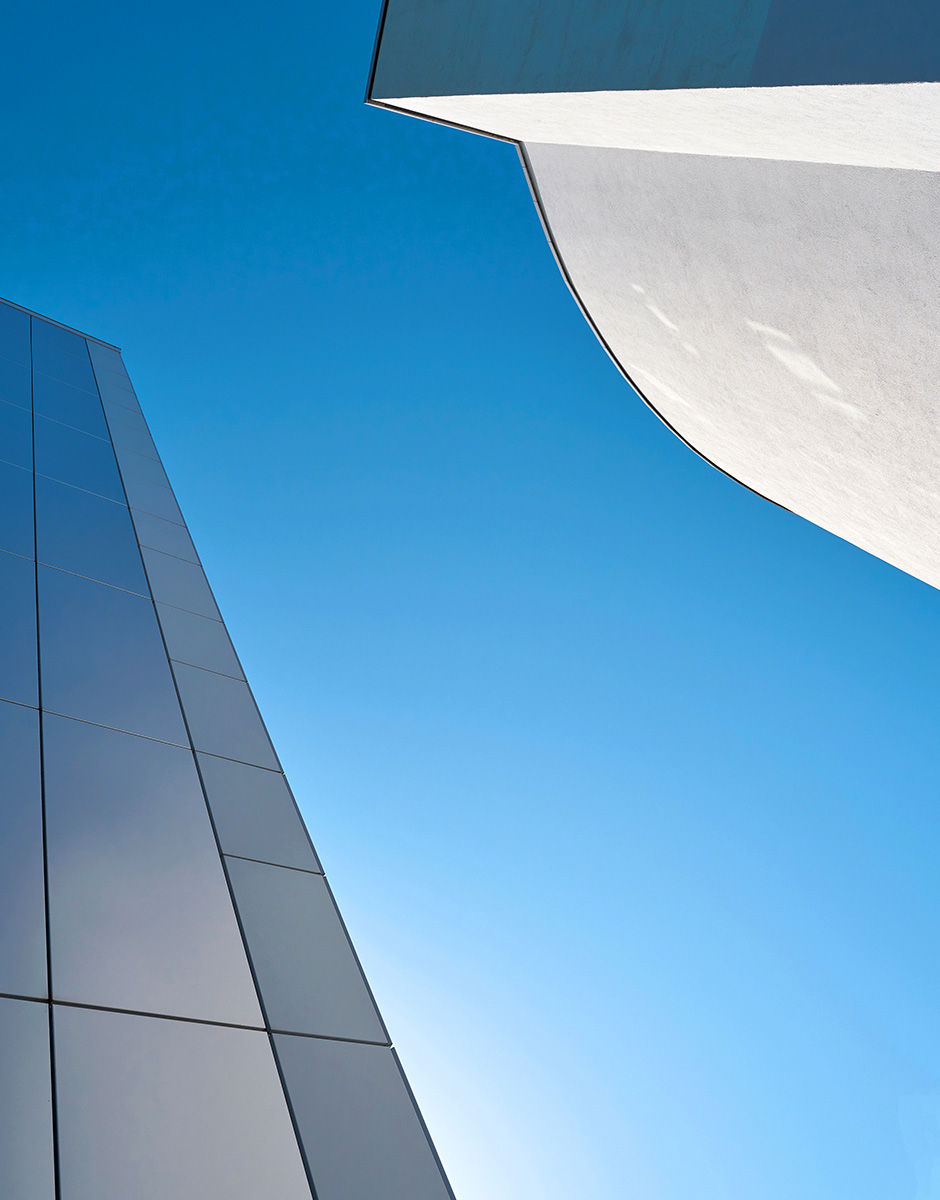 Zweit Gebäudefassaden mit den Blick in einen strahlenden blauen Himmer