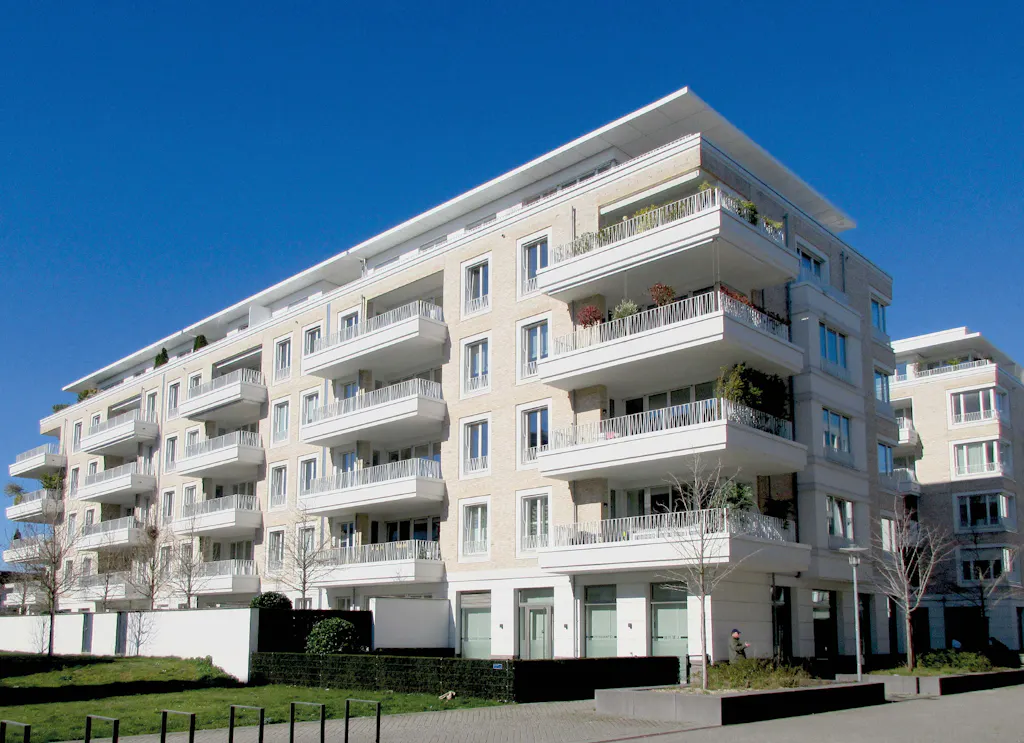 Außenansicht eines modernen, hellen Wohnhausblocks