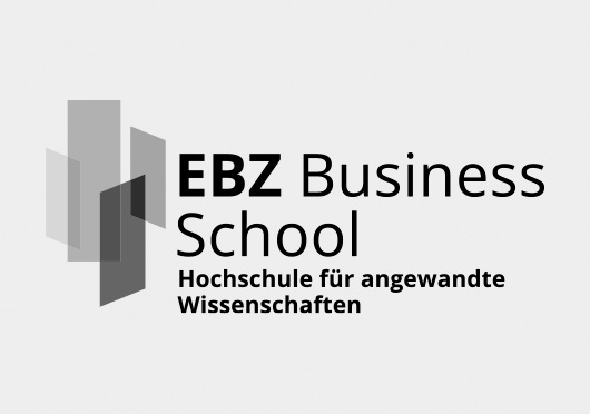 Das EBZ Business School Logo in Graustufen aus hellgrauem Hintergrund