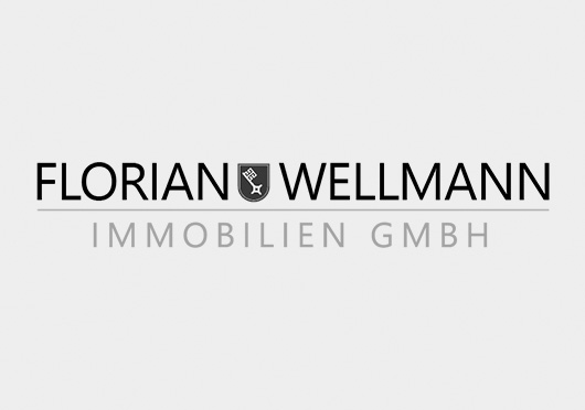 Das Florian Wellmann Immobilien Logo in Graustufen aus hellgrauem Hintergrund