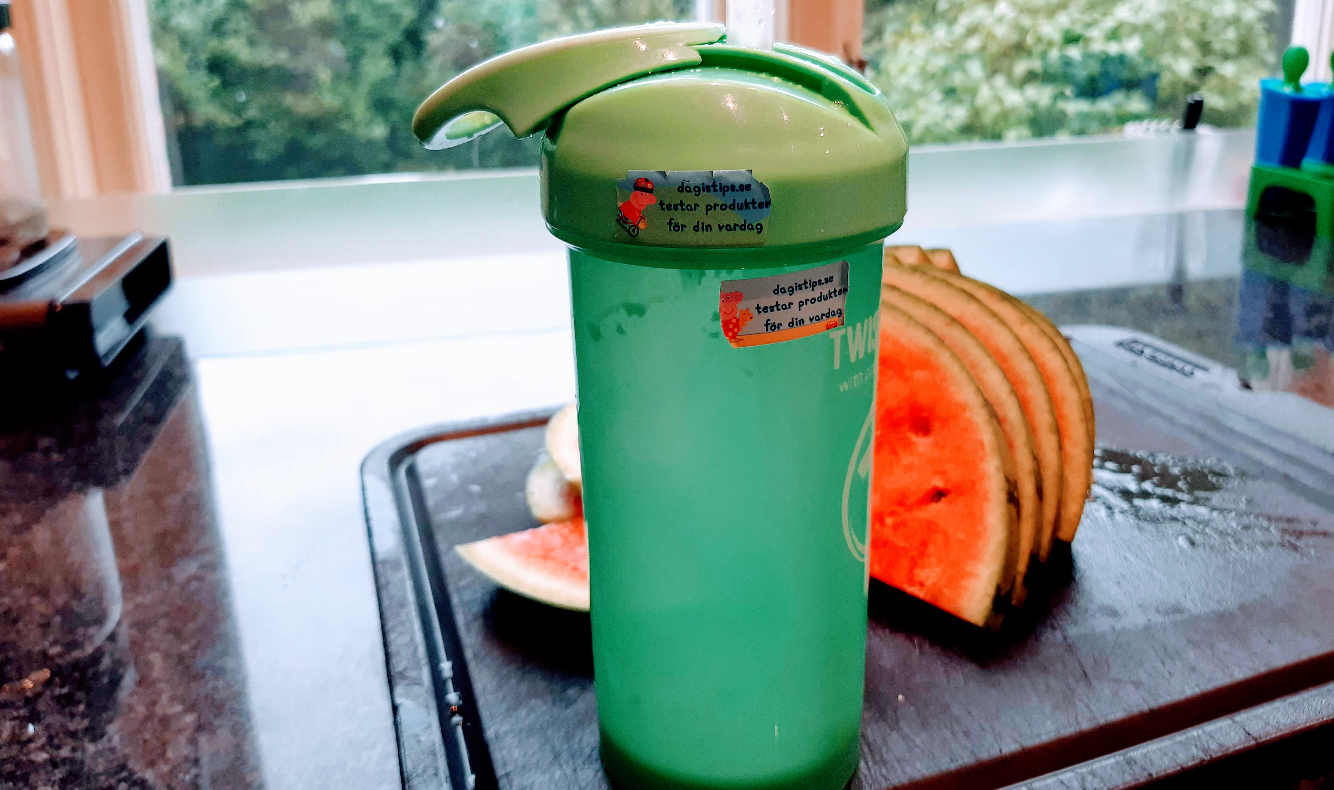 Klisterettiketter på Twistshakeflaska efter flera månader