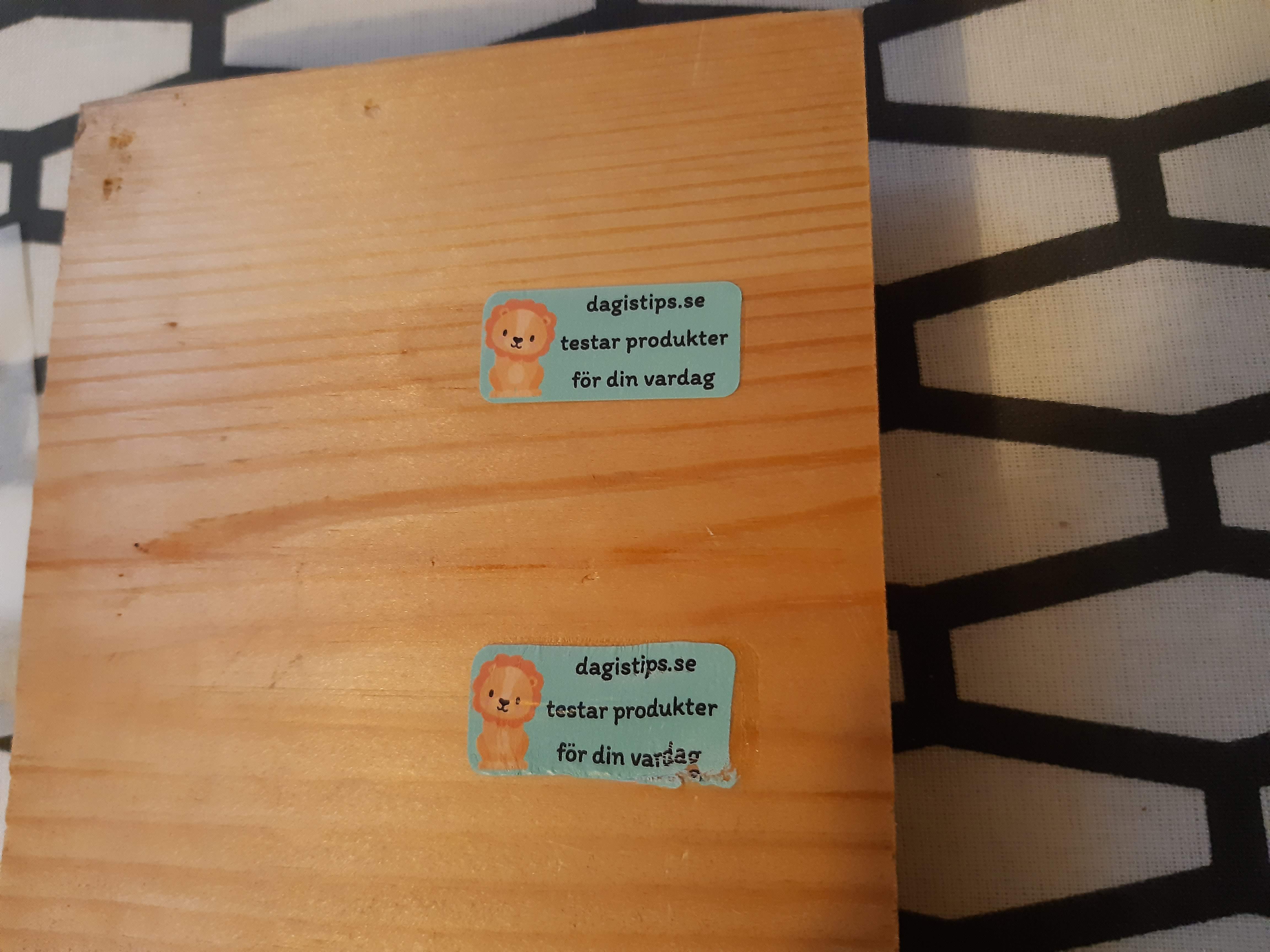 Till vänster en felaktigt monterad stryknamnlapp på träbit, till höger en korrekt monterad stryknamnlapp på träbit.