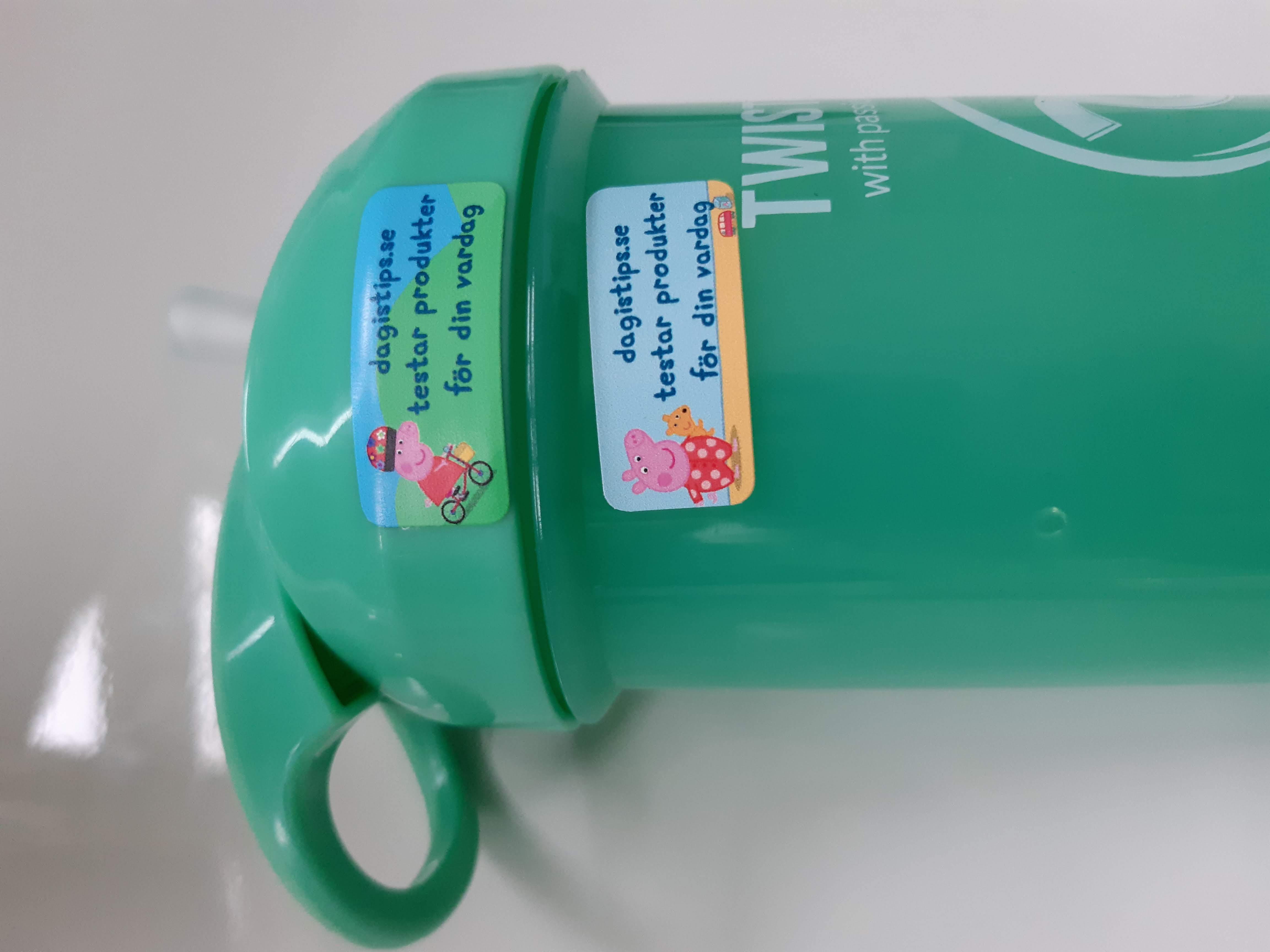 Klisternamnlappar på twistshakeflaska före vardagstest