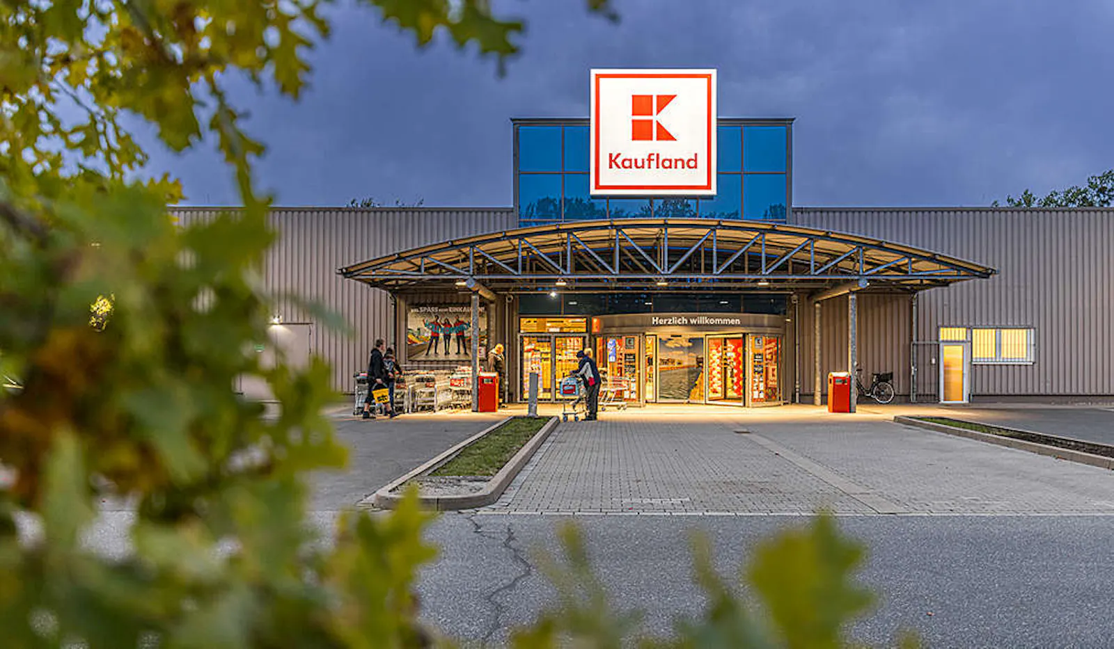 Gevel van een Kaufland-winkel met logo